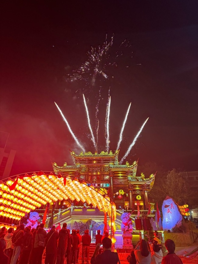 馬祖北極玄天宮開燈祈福  千人不畏寒風參拜 | 華視新聞