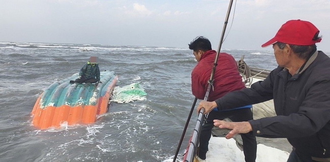 漁民駕膠筏雲林外海遇大浪翻覆 海巡冒險救回 | 華視新聞