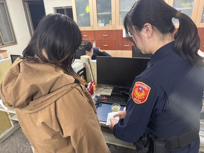 台南女子遇警抱嬰兒躲超商 涉毒品案遭拘提 | 華視新聞