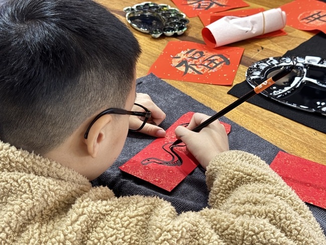 「小人1號」陪伴1萬人次學童 春節前體驗畫春聯 | 華視新聞