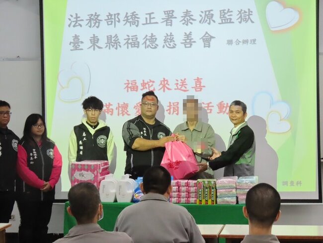 幫貧困收容人過好年 慈善機構捐物資傳愛泰源監獄 | 華視新聞