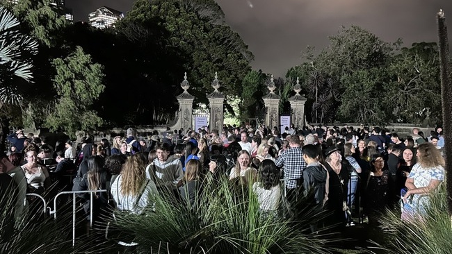 雪梨屍花睽違15年盛開 5萬人爭相「聞臭」堪比演唱會 | 華視新聞