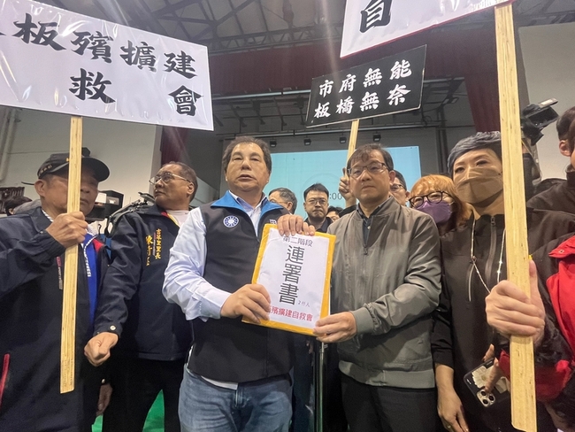 板殯優化說明會抗議民眾喊遷移 交反擴建連署書 | 華視新聞