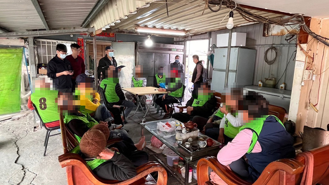 屏東魚池中央鐵皮屋聚賭 警逮12人籲春節勿違法 | 華視新聞