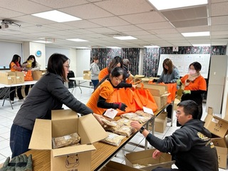 弘道基金會台中送237名長者年菜  助享春節氣氛