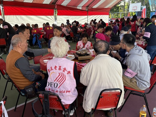 老五老基金會台中辦桌圍爐 與獨居長者熱鬧迎新春 | 華視新聞