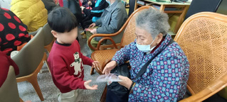 台中幼童手舞賀年道具  快閃長照機構爺奶笑開懷