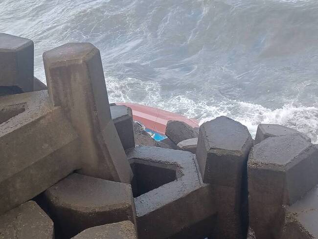 林口火力發電廠旁舢舨船翻覆  2自行游上岸1失蹤 | 華視新聞