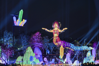 中市燈會主燈激發聯想  文英阿姨、手遊角色成話題