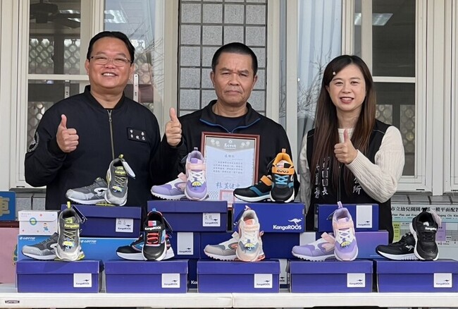 澎湖運動用品業者送暖  贈弱勢幼童百雙球鞋 | 華視新聞