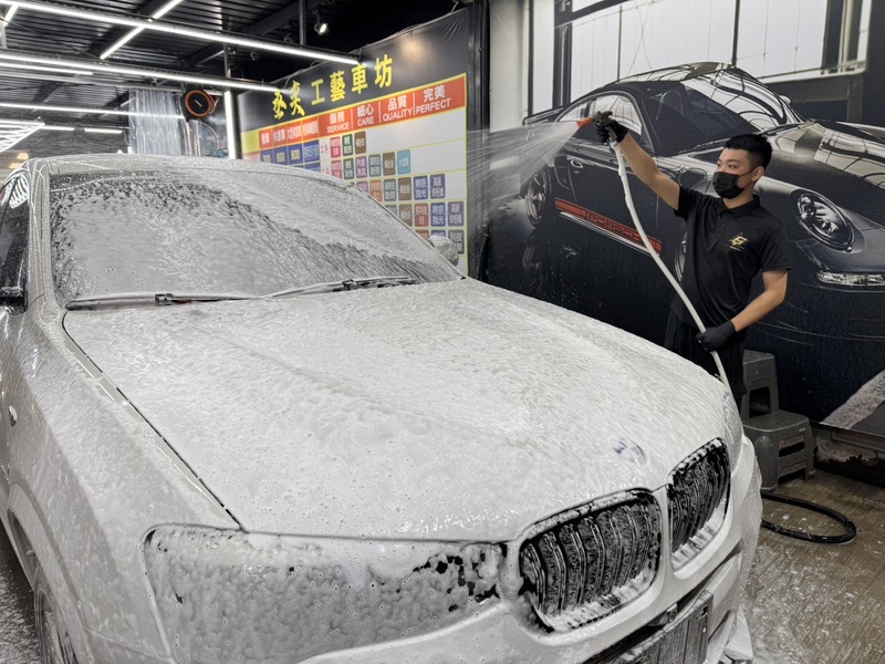 達人教學DIY美容愛車  可先泡沫預洗除髒污