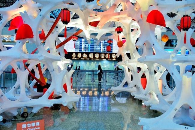 農曆春節桃機飄年味  舞獅與財神爺伴旅客迎蛇年 | 華視新聞