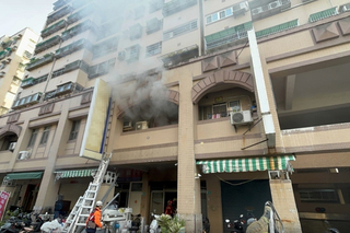台南住宅大樓1樓處起火  男子雙手燒燙傷送醫