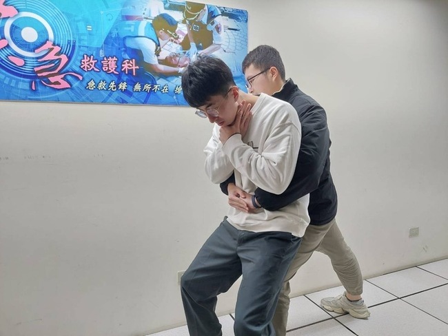 年節歡聚邊吃邊聊防噎到 北市消授哈姆立克救命術 | 華視新聞