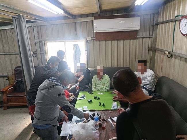 屏警擴大臨檢227處 查獲賭博槍毒移送40人 | 華視新聞