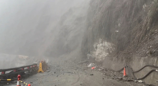 南橫栗園路段震後又坍 延後至下午3時搶通放行