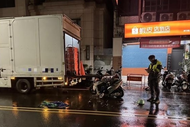 竹市夫妻騎車撞臨停貨車 2人送醫不治 | 華視新聞