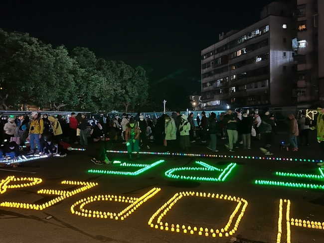 支持者「北所小圍爐」挺柯文哲 小年夜聚集靜坐 | 華視新聞