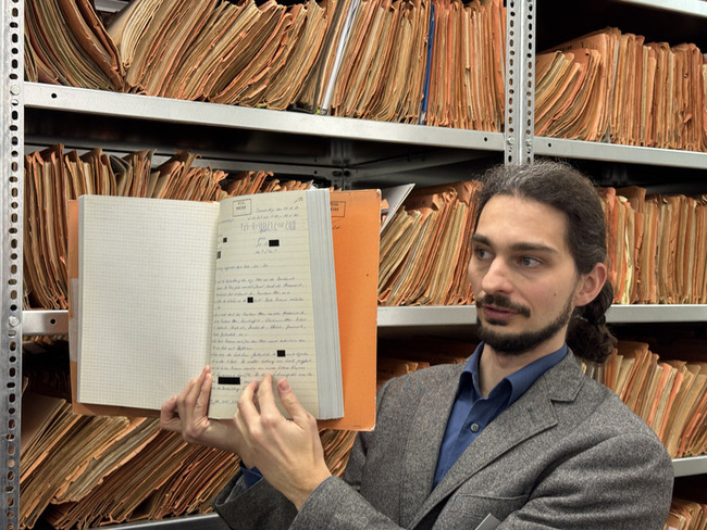 數位失靈 柏林檔案館回歸手工修復東德百萬監控文件 | 華視新聞