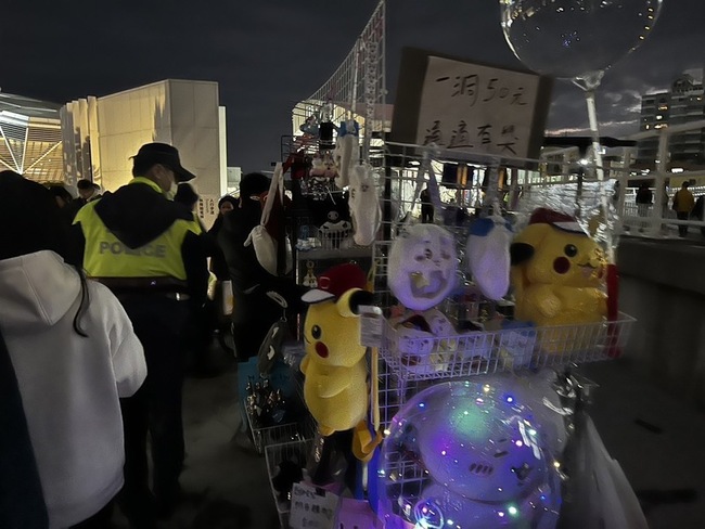 吉伊卡哇高雄太夯 警真愛碼頭再查獲違規賣盜版 | 華視新聞