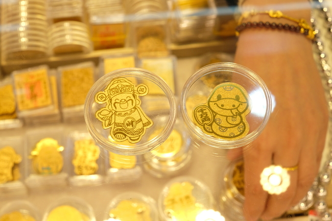 黃金手機貼、抽籤紅包 中國年輕人另類年貨 | 華視新聞