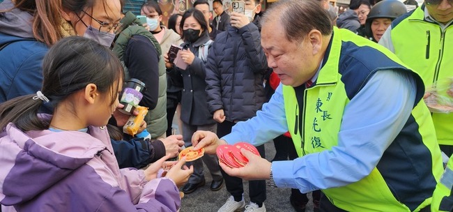 澎湖馬公城隍廟一條街現人潮 陳光復發福袋 | 華視新聞