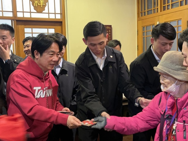 賴總統桃園中壢仁海宮參拜 民眾領福袋沾喜氣 | 華視新聞