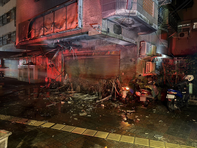 新北中和火警9機車燒毀  疑鞭炮垃圾復燃釀災 | 華視新聞