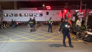 台鐵玉里-三民段騎士入侵軌道 站間列車誤點
