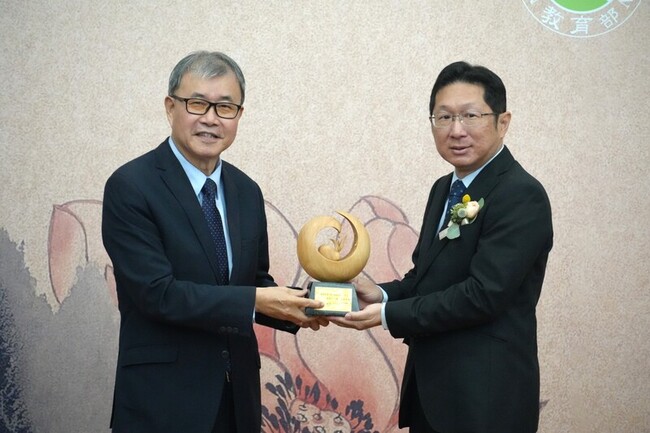 文學理論不會無聊 施盈佑用桌遊、動漫引進門 | 華視新聞