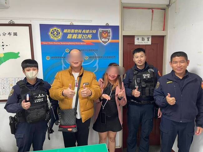鐵路警百米速度尋回定情金手鍊 異國情侶難忘的過年 | 華視新聞