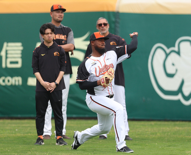 獅隊左投梅賽斯自評變化多端 習慣「賓士哥」綽號 | 華視新聞