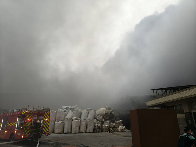 彰化線西工廠大火濃煙竄天際 消防灌救無人受困 | 華視新聞