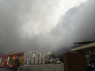 彰化線西工廠大火濃煙竄天際 消防灌救無人受困