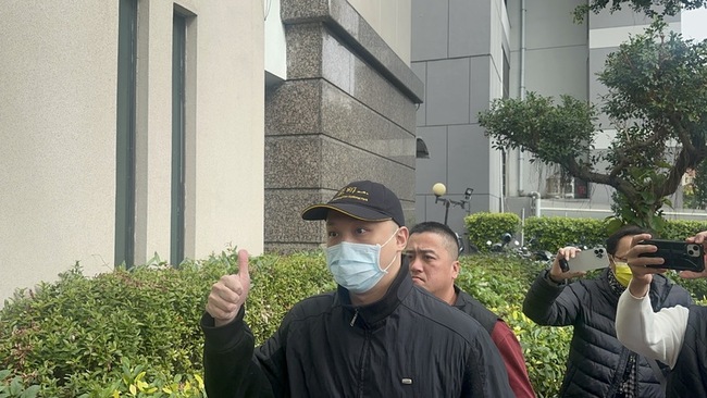 5億高中生案夏男發監 向媒體比讚進中檢報到 | 華視新聞