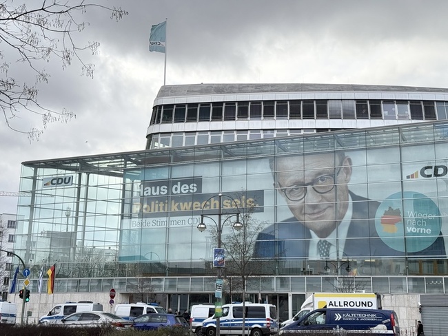 保護民主防火牆 柏林16萬人示威反對與極右派合作 | 華視新聞