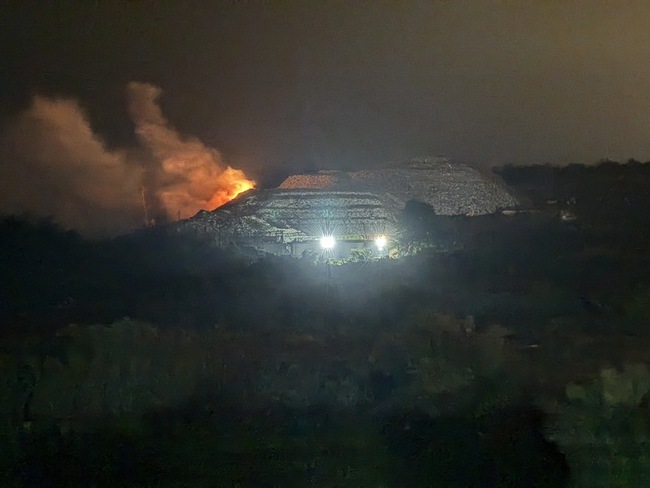 新竹新豐垃圾掩埋場深夜起火 凌晨已撲滅 | 華視新聞