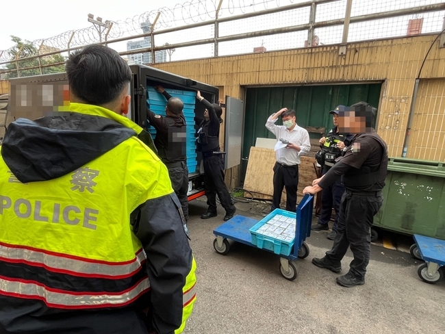 年節後開工 中市警荷槍護送逾20億元現鈔入庫 | 華視新聞