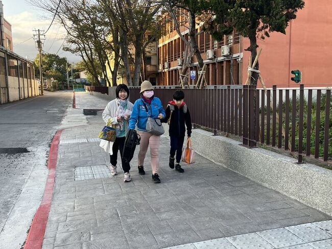 竹東中山國小旁道路改善完工  通學休憩一舉兩得 | 華視新聞