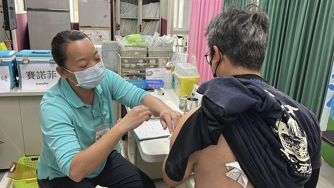 台東尚有逾3千劑公費流感疫苗 上午湧現施打人潮 | 華視新聞
