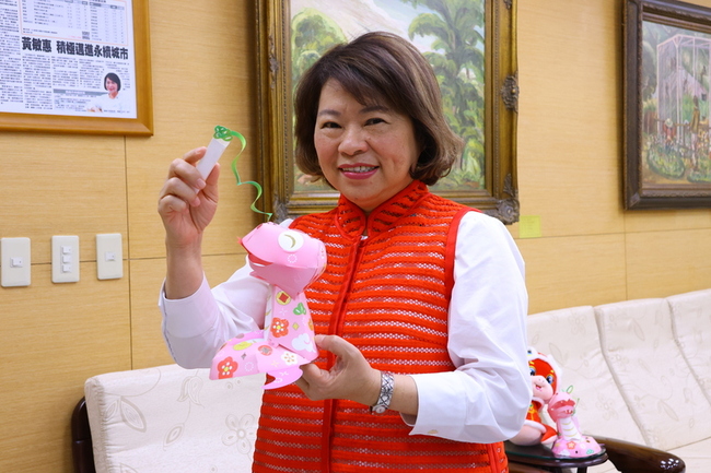 嘉市笑咪咪小花蛇提燈亮相  也增添存錢樂趣 | 華視新聞