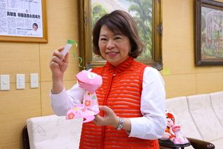 嘉市笑咪咪小花蛇提燈亮相  也增添存錢樂趣