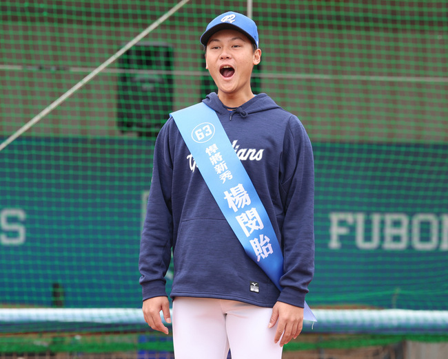 新秀楊閔貽嗆聲超越  王勝偉笑稱要多接幾顆球 | 華視新聞