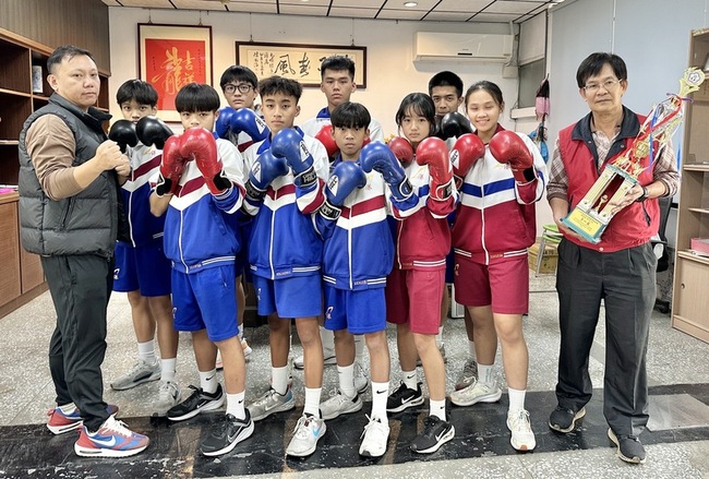 高市小港國中跑步傳愛做公益 全校跑操場逾2萬圈 | 華視新聞