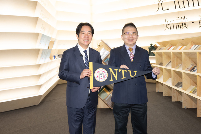 台大出版中心書展攤位展巧思 總統購3本台研書籍 | 華視新聞