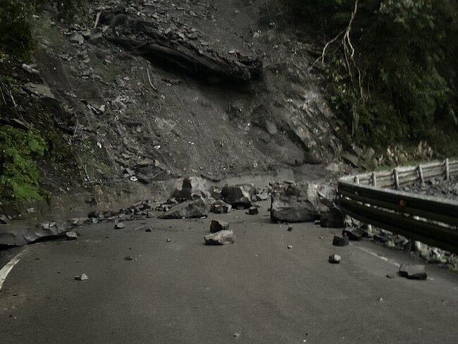 南橫公路摩天路段 落石清除恢復通車 | 華視新聞