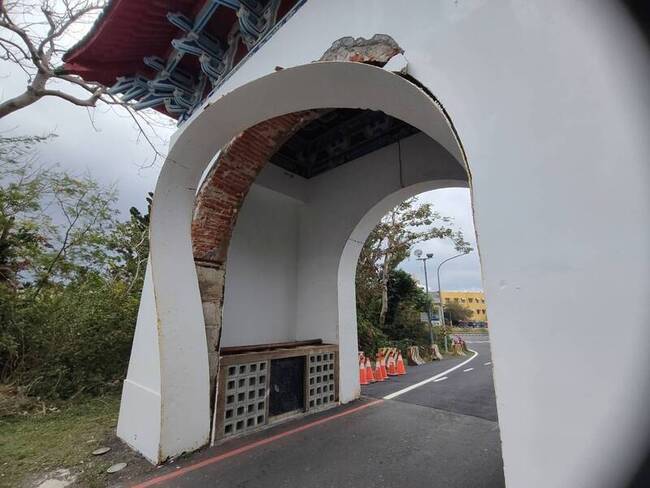 墾丁牌樓疑遭車撞損壞 移除變形鋼板及交通管制 | 華視新聞