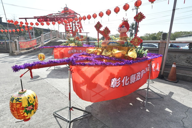 花壇白沙坑用燈籠組燈排 民眾扛燈排遶境慶元宵 | 華視新聞