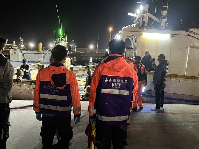 漁船雲林外海作業意外  2船員落海救起無生命跡象 | 華視新聞