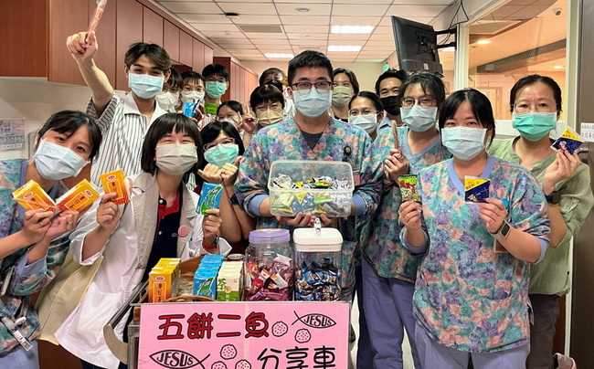 嘉基「五餅二魚分享車」  為護理天使補充能量 | 華視新聞